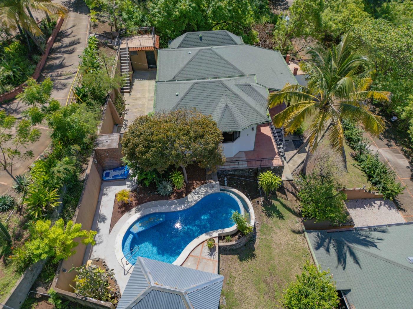 Casa Lorna Isabella- 2 bed 2B bath Pricated Pool and Garage in Playas del Coco